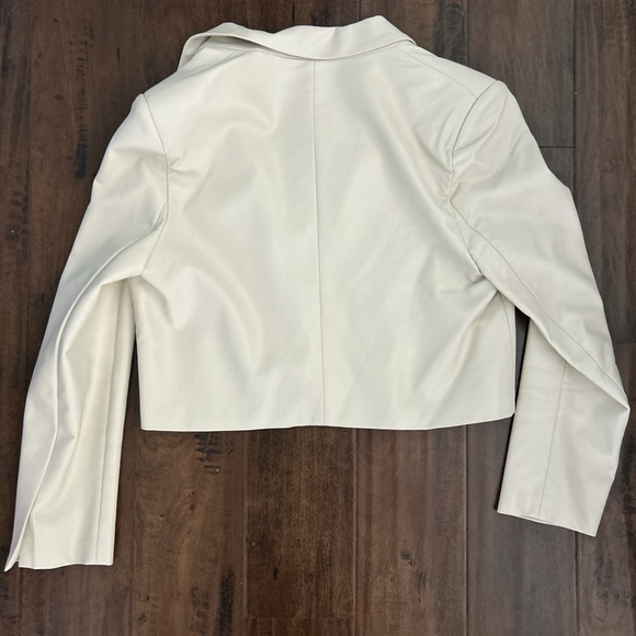 ASTR the label Yaremi Faux Leather Cropped Blazer - Picture 4 of 5